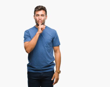 Yakışıklı delikanlı dudaklarında parmak ile sessiz olmanı izole arka plan üzerinde. Sessizlik ve gizli kavramı.