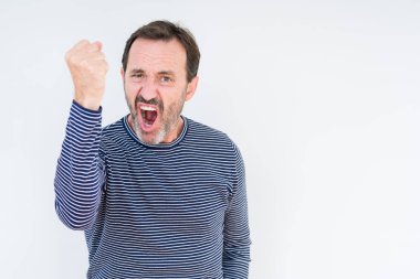 Öfkeli ve sinirli sinirli ve öfke ile bağırarak süre öfkeli yumruk yükselterek izole arka plan üzerinde yakışıklı komuta sizde. Öfke ve agresif kavramı.