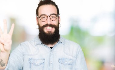 Uzun saç ve sakal gösterilen ve parmakları ile işaret gözlüklü genç hipster adamla üçüncü ise kendinden emin ve mutlu gülümseyerek.