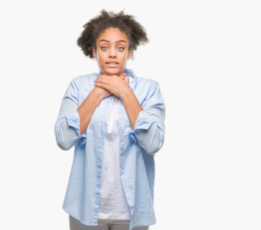 Genç afro Amerikalı kadın üzerinde arka plan bağırarak izole ve çünkü boğmak acı kendi ellerimle öldürürüm. Sağlık sorunu. Yaralarından ve intihar kavramı.