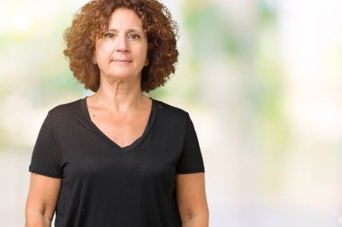 Güzel orta ager izole arka plan gevşek yüzünde ciddi bir ifade ile üst düzey kadın. Basit ve doğal kameraya bakıyor.