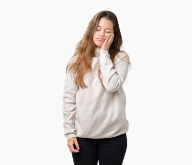 Seyir yorgun ve bıkkın ile depresyon sorun Çapraz kollar ile izole arka plan düşünme üzerinde boğazlı kazak giyen genç güzel esmer kadın.