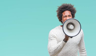 Megafon ile bağırarak genç afro Amerikan siyah yakışıklı