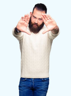 Genç hipster dostum çerçeve kullanarak yapıyor gülen eller avuç içi ve parmaklar, kamera perspektif giyen kış kazak