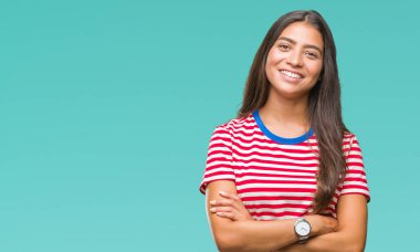 Genç güzel Arap kadın izole arka plan mutlu yüz çapraz silah kameraya bakarak ile gülümseyen yüzünden. Olumlu bir kişi.