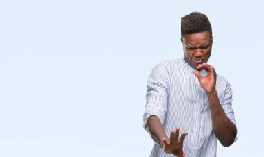 İzole arka plan üzerinde genç Afro-Amerikan adam tiksinti ifadesi, memnun ve korkulu tiksinti yüz yapıyorsun çünkü nefret tepki. Elleriyle kaldırdı. Sinir bozucu kavramı.