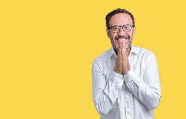 Ellerle birlikte AF emin gülümseyen için soran dua izole arka plan üzerinde gözlük takan yakışıklı orta yaş zarif üst düzey iş adamı.