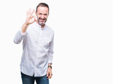 Gülümseyen izole arka plan üzerinde orta yaş ağarmış komuta sizde el ve parmaklar ok işaretiyle yapıyor olumlu. Başarılı ifade.