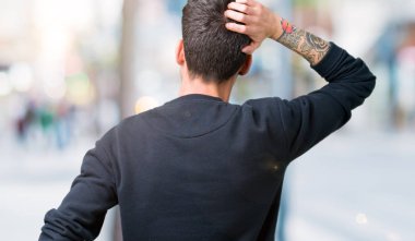 İzole arka plan geriye düşünme hakkında şüphe ile baş taraftan genç yakışıklı adam