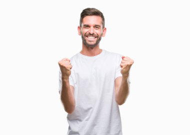 Soyutlanmış, mutlu ve heyecanlı genç bir adam kollarını kaldırmış, gülümseyen ve başarı için çığlık atan kazanan bir jest yapıyor. Kutlama konsepti.