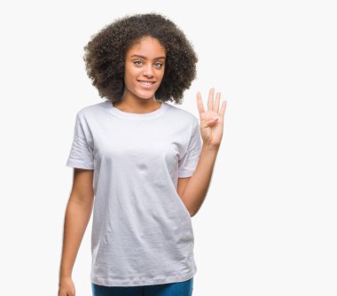 Genç afro Amerikan kadın gösterilen ve parmakları ile işaret izole arka plan yüzünden kendinden emin ve mutlu gülümseyerek süre dört numara.
