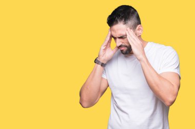 Genç adam giyiyor rahat beyaz t-shirt baş baş ağrısı için el ile izole arka plan üzerinde çünkü stres. Migren muzdarip.