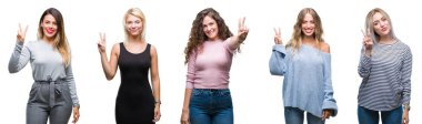 Kolaj gösterilen ve parmakları ile işaret izole arka plan üzerinde genç güzel kadın ikincisi ise kendinden emin ve mutlu gülümseyerek.