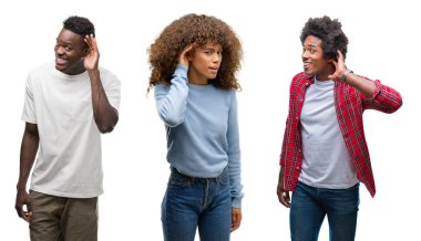 Kolaj Afro-Amerikan grup bir işitme söylenti ya da dedikodu için dinleme kulak üzerinde el ile gülümseyen izole arka plan üzerinde insan. Sağırlık kavramı.