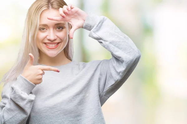 Junge Blonde Frau Über Isoliertem Hintergrund Lächelnd Rahmen Mit Händen — Stockfoto