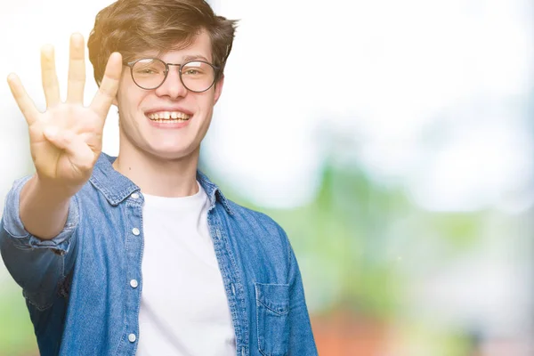 Jeune Bel Homme Portant Des Lunettes Sur Fond Isolé Montrant — Photo