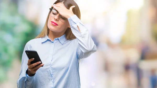 Jonge Mooie Zakelijke Vrouw Sms Bericht Smartphone Geïsoleerde Achtergrond Benadrukt — Stockfoto