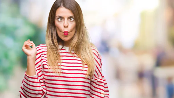 Junge Schöne Frau Lässig Gestreifte Winterpullover Über Isoliertem Hintergrund Macht — Stockfoto