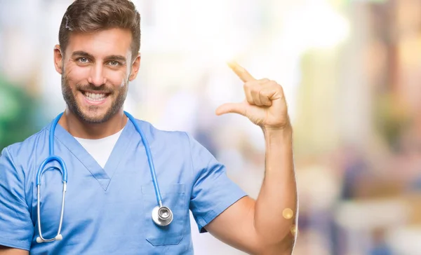 Jovem Cirurgião Médico Bonito Sobre Fundo Isolado Sorrindo Gestos Confiantes — Fotografia de Stock