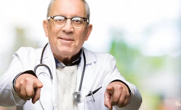 Tıbbi Giyen Yakışıklı Kıdemli Doktor Adam Kat Işaretleme Parmaklar Kamerayla — Stok fotoğraf