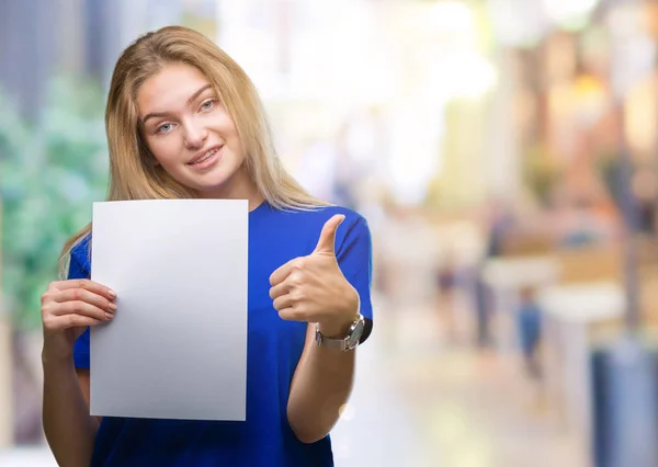 Mulher Branca Jovem Segurando Folha Papel Branco Sobre Fundo Isolado — Fotografia de Stock