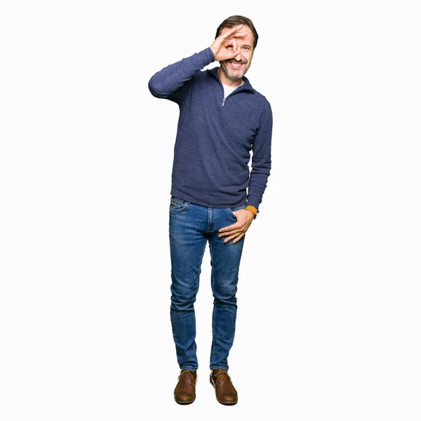 Midaldrende Smuk Mand Iført Sweater Gør Gestus Med Hånden Smilende - Stock-foto