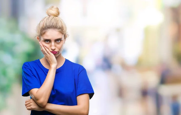 Junge Schöne Blonde Und Blaue Augen Frau Trägt Blaues Shirt — Stockfoto