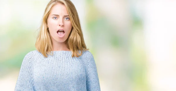 Mooie Jonge Vrouw Blauwe Trui Dragen Geïsoleerde Achtergrond Schok Gezicht — Stockfoto