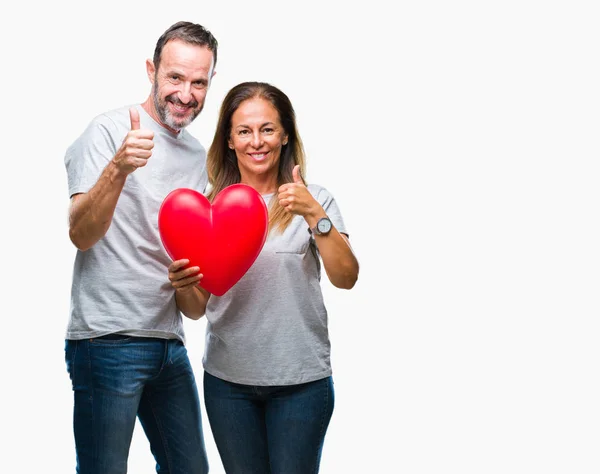 Casal Hispânico Meia Idade Amor Segurando Coração Vermelho Sobre Fundo — Fotografia de Stock