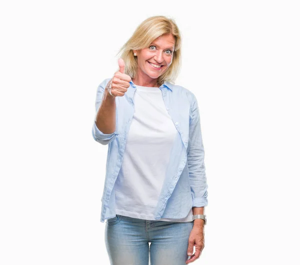 Wiek Średni Blond Kobieta Białym Tle Robi Szczęśliwy Kciuk Górę — Zdjęcie stockowe