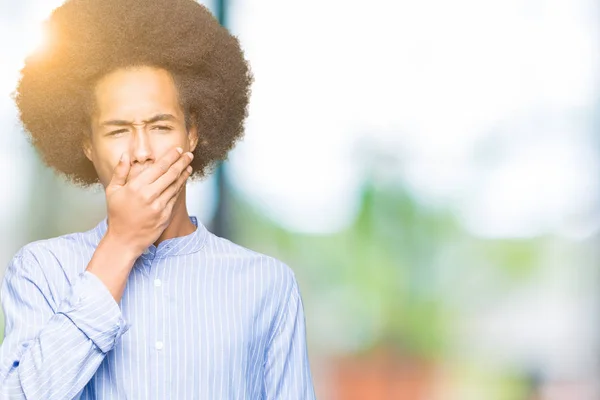 Mladý Američan Afričana Muž Afro Vlasy Nudí Zíval Unavený Pokrývající — Stock fotografie