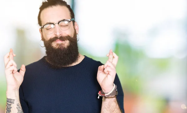 Jonge Hipster Man Met Lange Haren Baard Dragen Van Een — Stockfoto