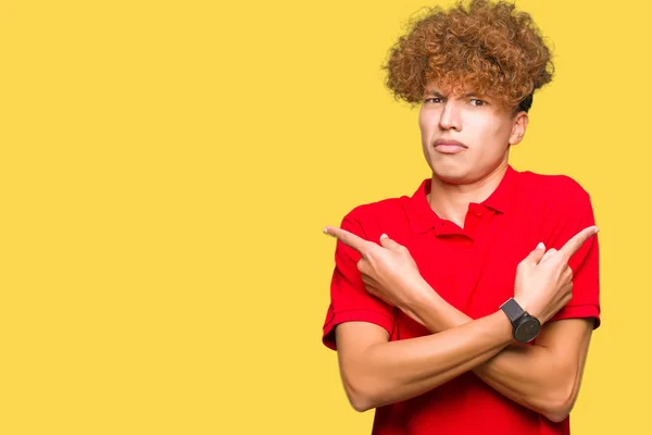 Jonge Knappe Man Met Afro Haar Dragen Rode Shirt Pointing — Stockfoto