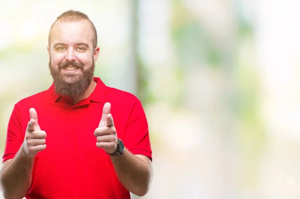 Joven Hombre Hipster Caucásico Con Camisa Roja Sobre Fondo Aislado —  Fotos de Stock