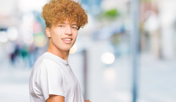 Junger Gutaussehender Mann Mit Afro Haaren Trägt Legeres Weißes Shirt — Stockfoto