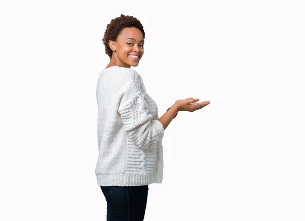 Linda Jovem Afro Americana Vestindo Suéter Sobre Fundo Isolado Apontando — Fotografia de Stock