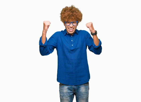 Młody Przystojny Mężczyzna Afro Włosów Sobie Niebieski Okulary Bardzo Szczęśliwy — Zdjęcie stockowe