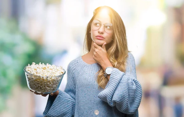 Jeune Belle Femme Blonde Manger Pop Corn Sur Fond Isolé — Photo