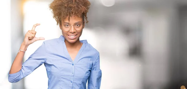 Mooie Jonge Afro Amerikaanse Zakenvrouw Geïsoleerde Achtergrond Glimlachend Vertrouwen Gebaren — Stockfoto