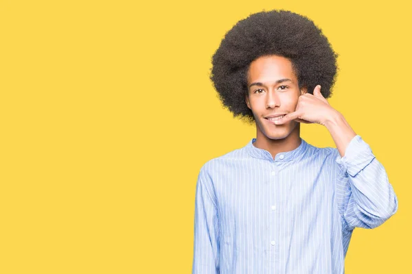 Mladý Americký Muž Afro Vlasy Úsměvem Dělá Telefon Gesto Rukou — Stock fotografie