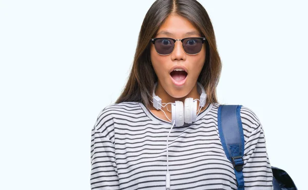 Joven Asiático Estudiante Mujer Usando Auriculares Mochila Sobre Aislado Fondo —  Fotos de Stock