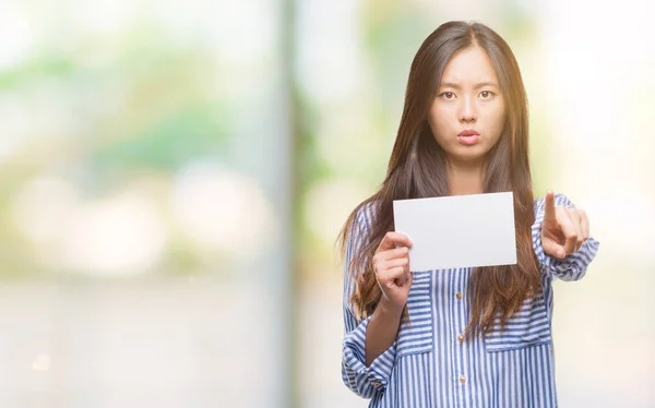 Ung Asiatisk Kvinna Anläggning Tomt Kort Över Isolerade Bakgrund Pekar — Stockfoto