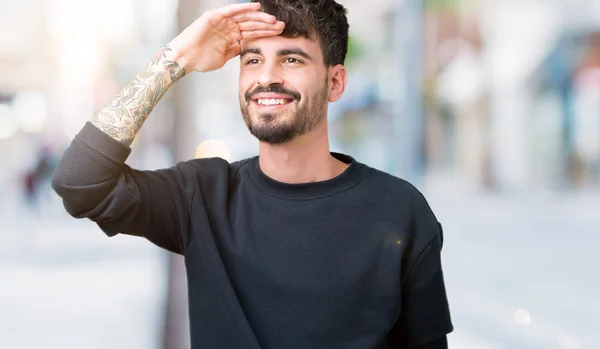 Joven Hombre Guapo Sobre Fondo Aislado Muy Feliz Sonriente Mirando —  Fotos de Stock