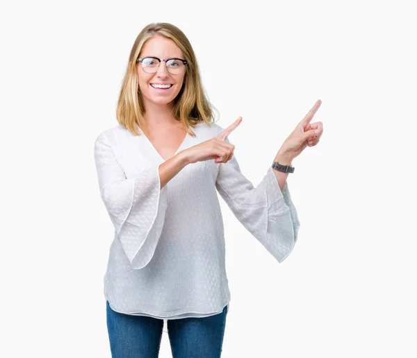 Mulher Bonita Usando Óculos Sobre Fundo Isolado Sorrindo Olhando Para — Fotografia de Stock