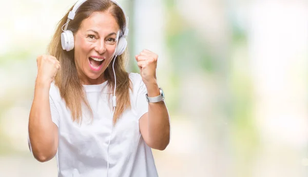 Mulher Hispânica Meia Idade Ouvindo Música Usando Fones Ouvido Sobre — Fotografia de Stock