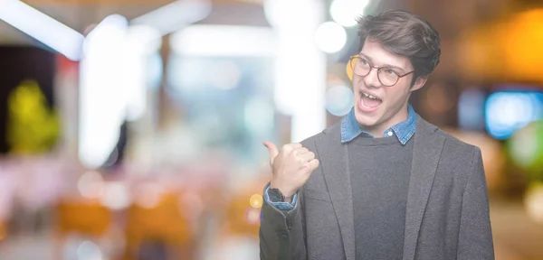 Jovem Homem Negócios Bonito Usando Óculos Sobre Fundo Isolado Sorrindo — Fotografia de Stock