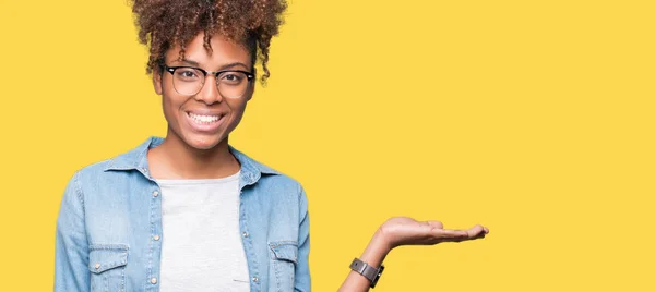 Hermosa Mujer Afroamericana Joven Con Gafas Sobre Fondo Aislado Sonriendo —  Fotos de Stock