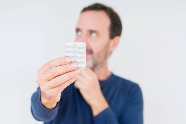 Senior Mannen Innehar Farmaceutiska Piller Över Isolerade Bakgrund Allvarligt Ansikte — Stockfoto