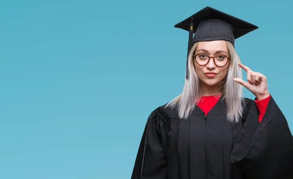 Mujer Rubia Joven Con Uniforme Graduado Sobre Fondo Aislado Sonriente — Foto de Stock