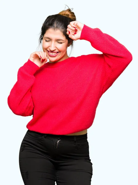 Młoda Piękna Kobieta Sobie Czerwony Sweter Bun Bardzo Szczęśliwy Podekscytowany — Zdjęcie stockowe